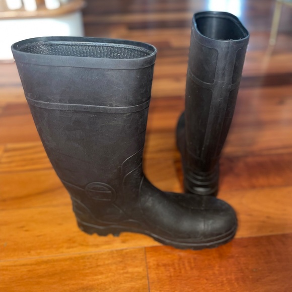 Genfoot Inc. Black Steel Toe Slip Resistant Rubber Safety Boots SIZE: 11 - Picture 3 of 8